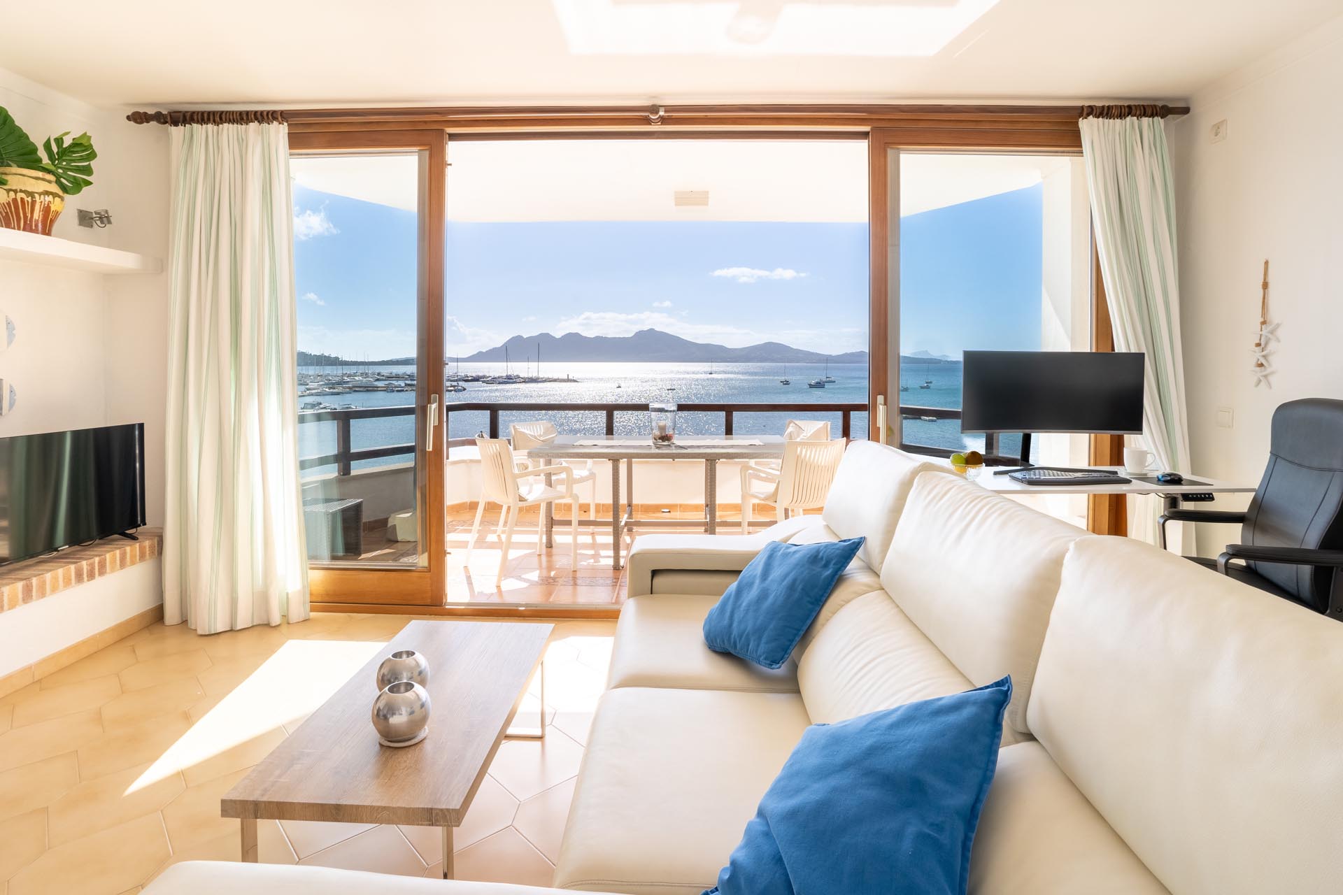 Salón de un ático en Puerto Pollensa con vistas al mar