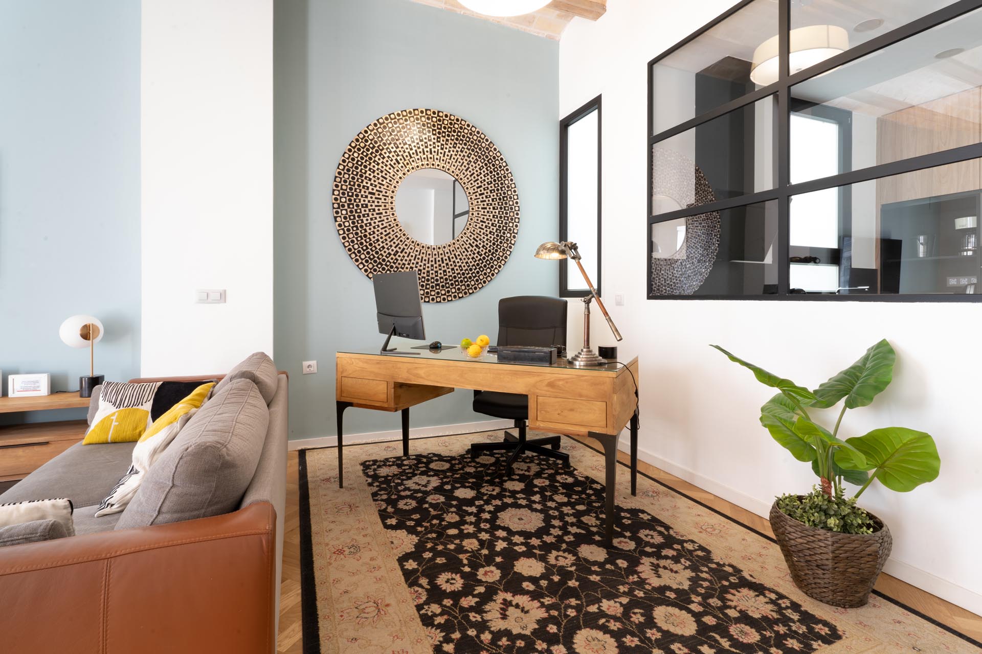 Espacio de trabajo en el salón de un piso en Valencia