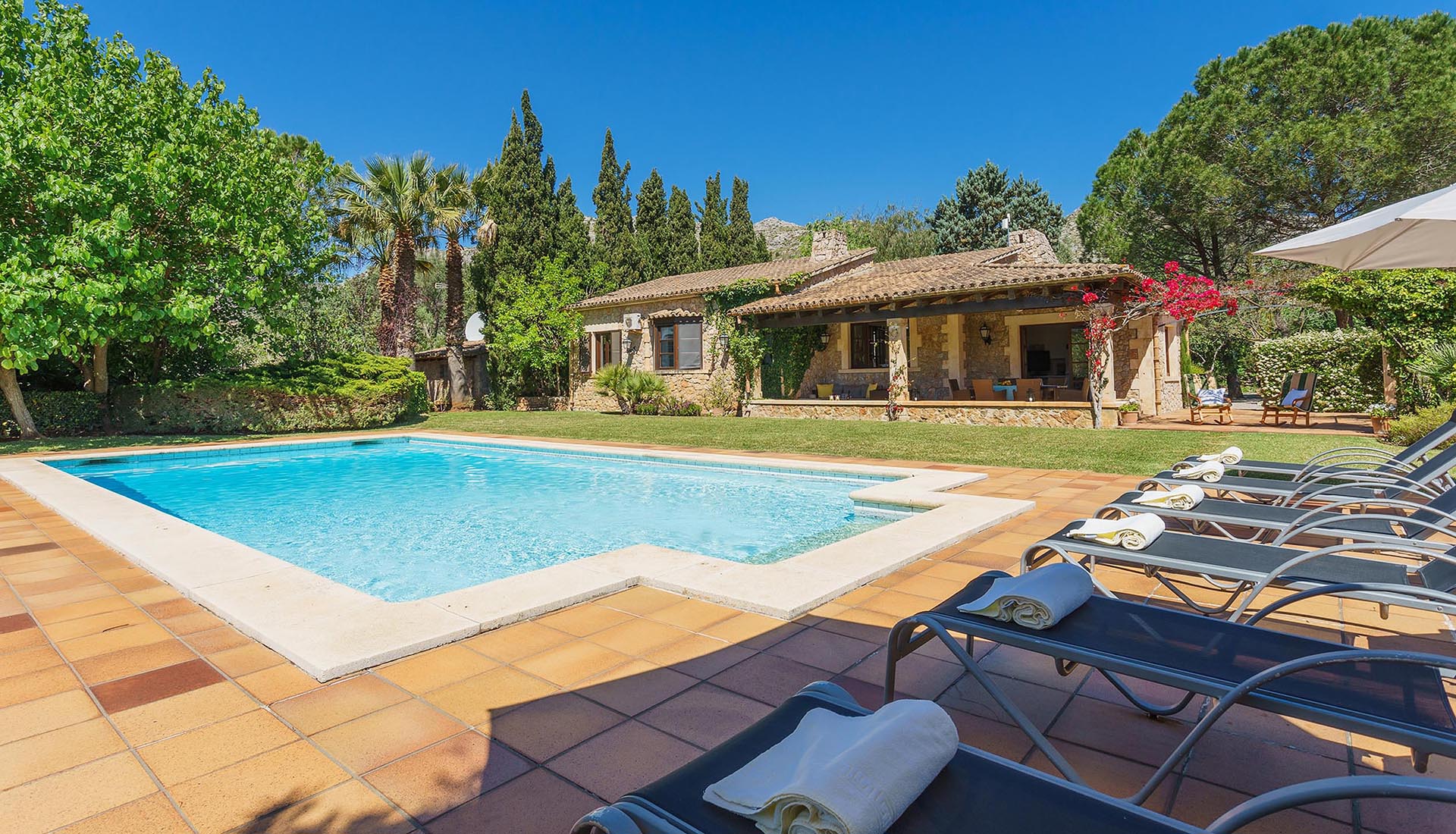 Finca con piscina y tumbonas en Pollensa, Mallorca
