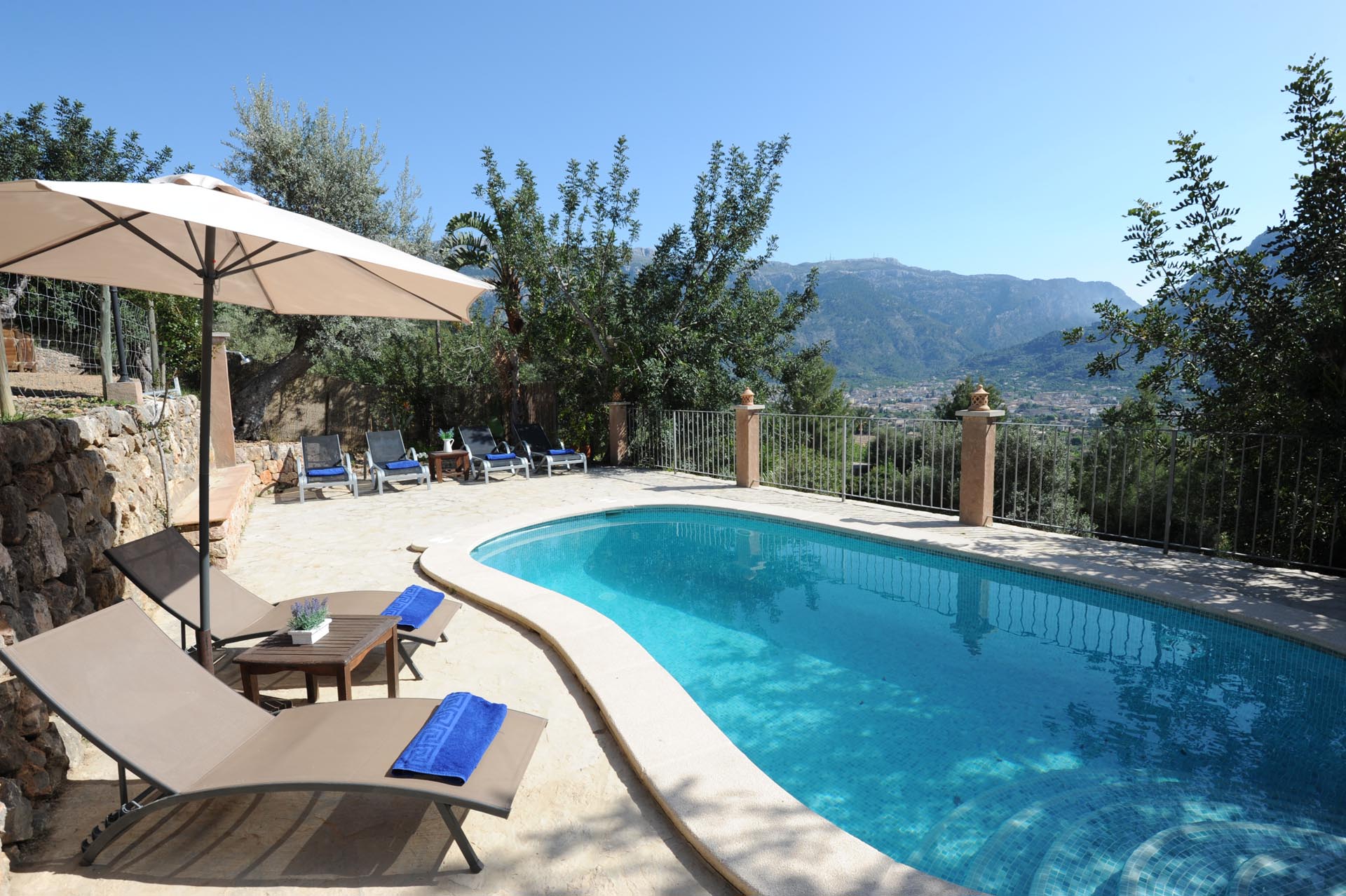 Zona exterior de una casa de vacaciones con piscina y tumbonas, vista de Soller, Mallorca