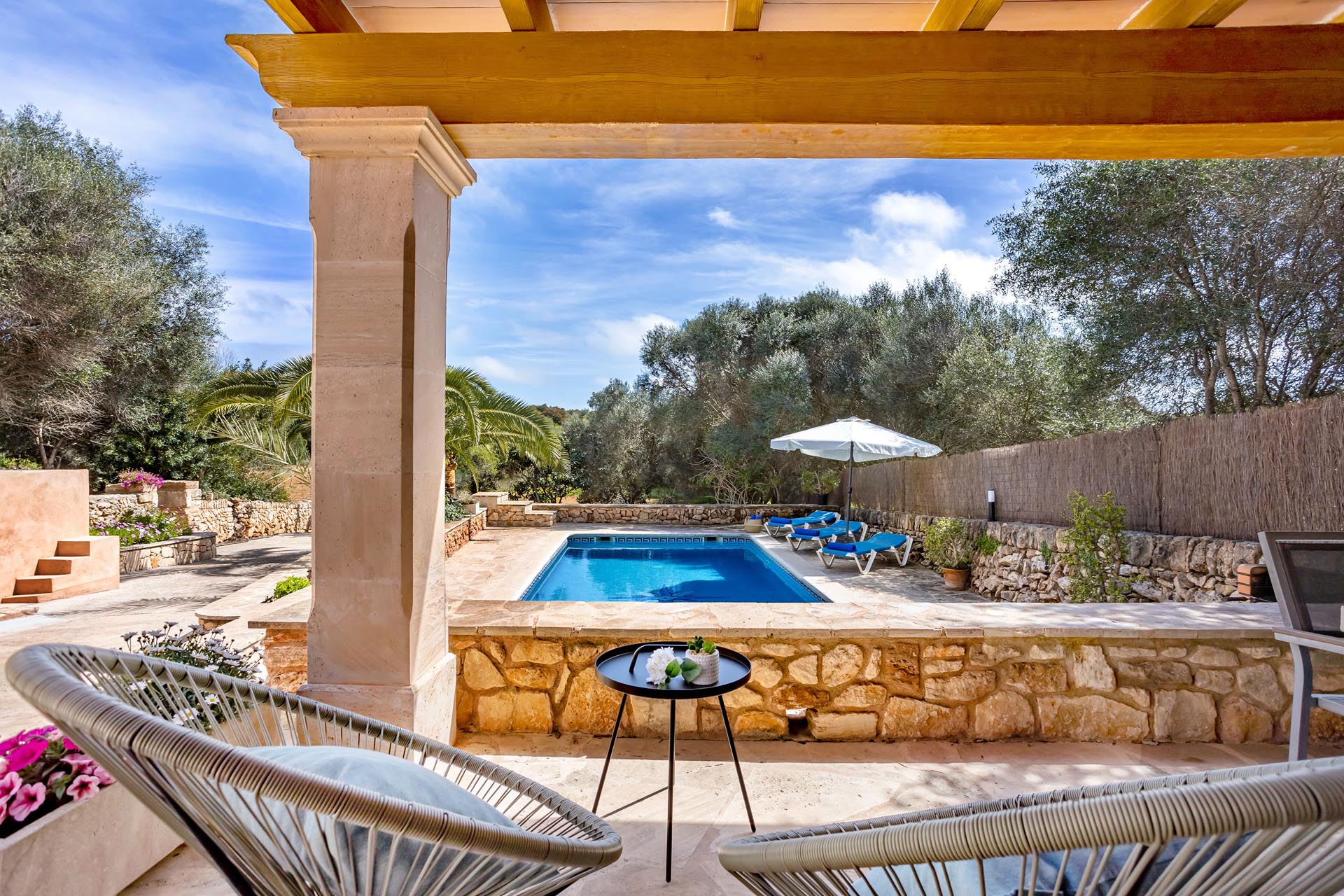 Zona exterior y terraza de una finca con piscina en Santanyí, Mallorca