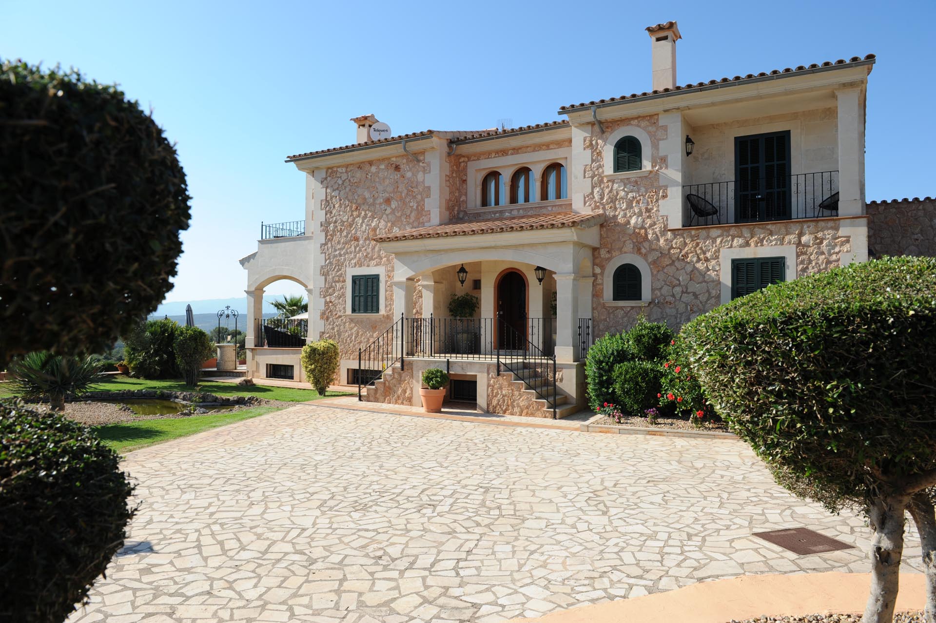 Vista exterior de una hermosa villa revestida de piedra natural en Son Gual, Mallorca