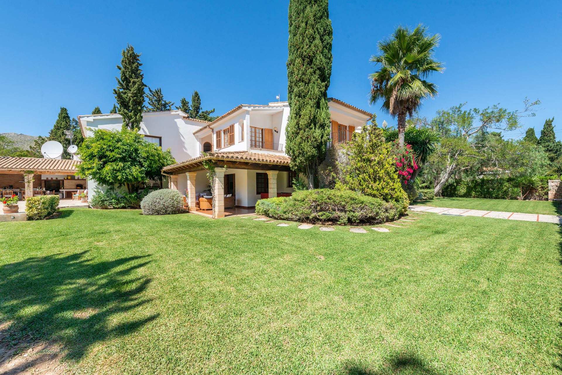 Gran chalet con jardín verde
