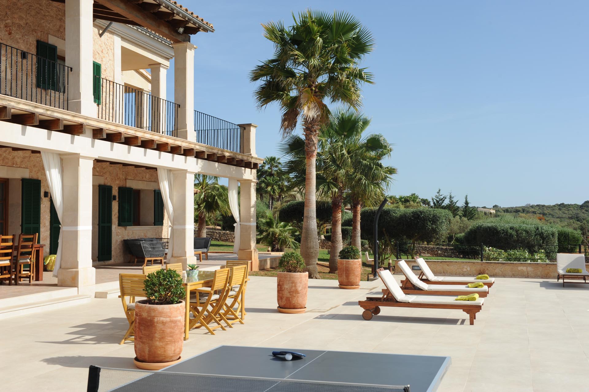 Villa con amplia zona exterior, tumbonas y mesa de ping-pong en Son Gual, Mallorca