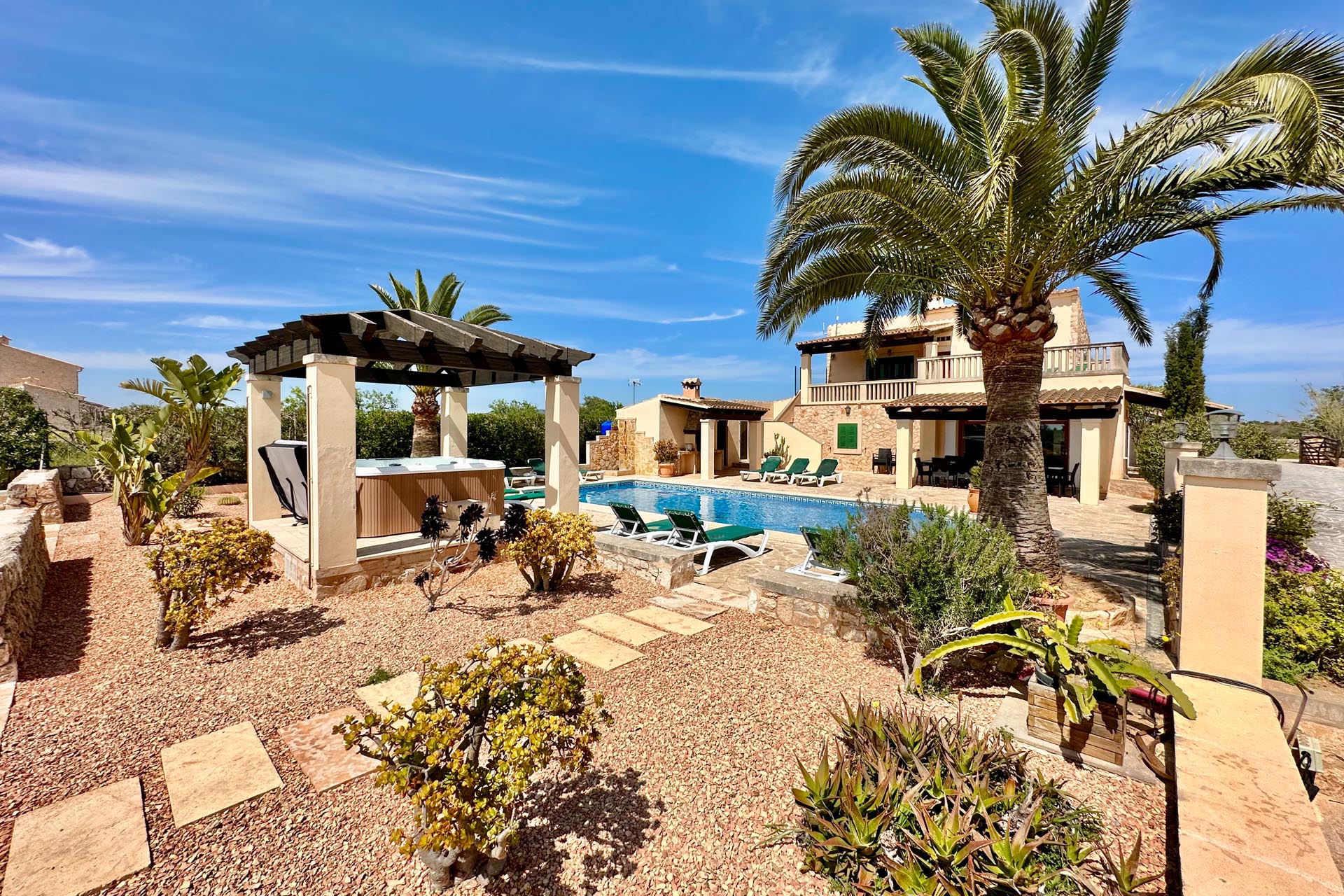 Chalet en una gran parcela con piscina y jacuzzi en Santanyí, Mallorca