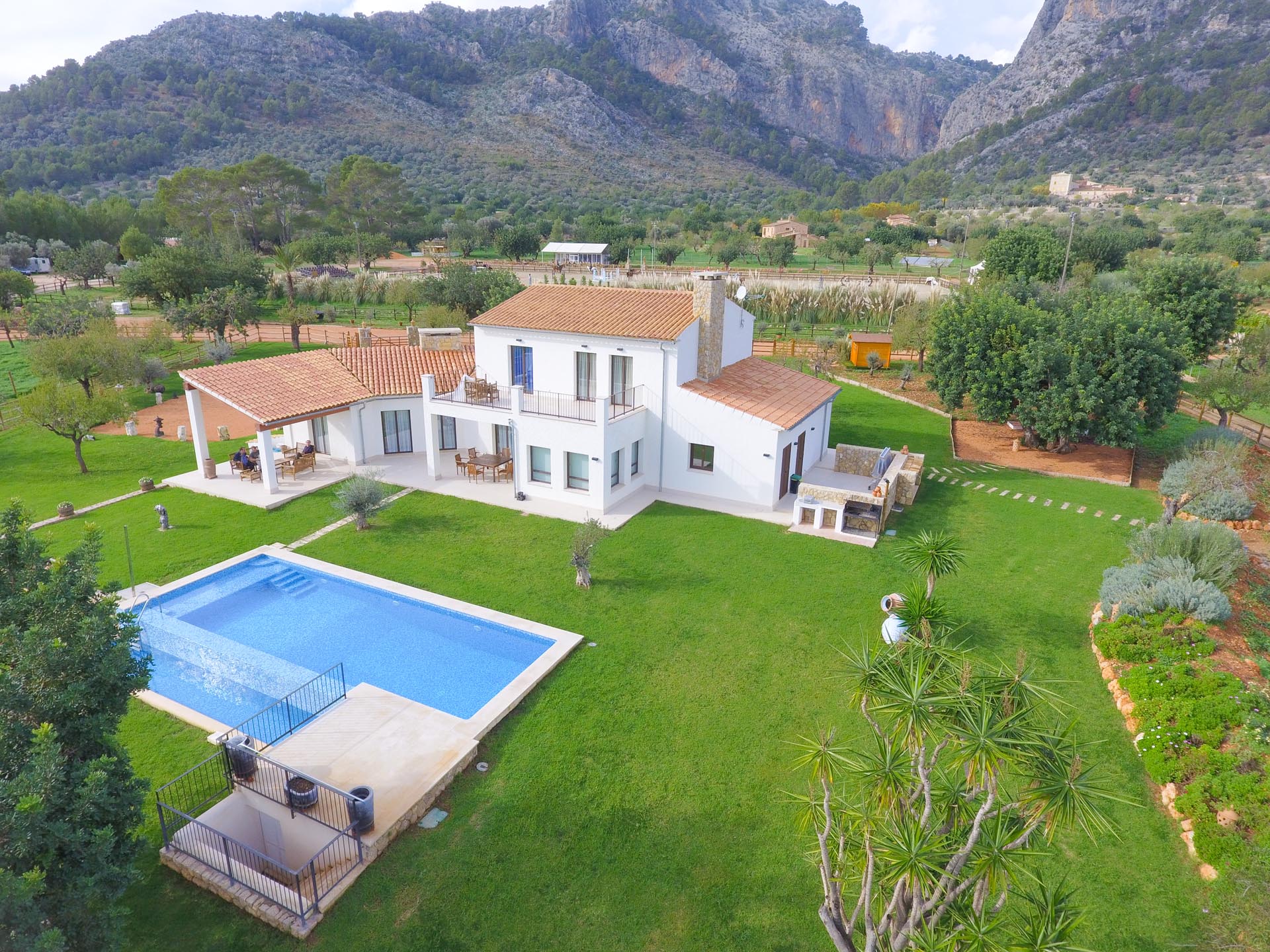 Vista aérea de un chalet con piscina en Bunyola, Mallorca