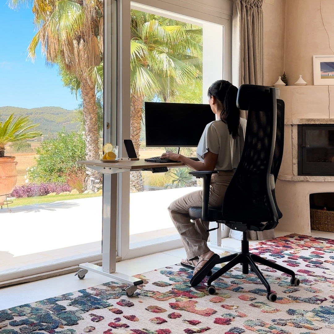 Una mujer trabaja a distancia con vistas al campo en una finca de Andalucía