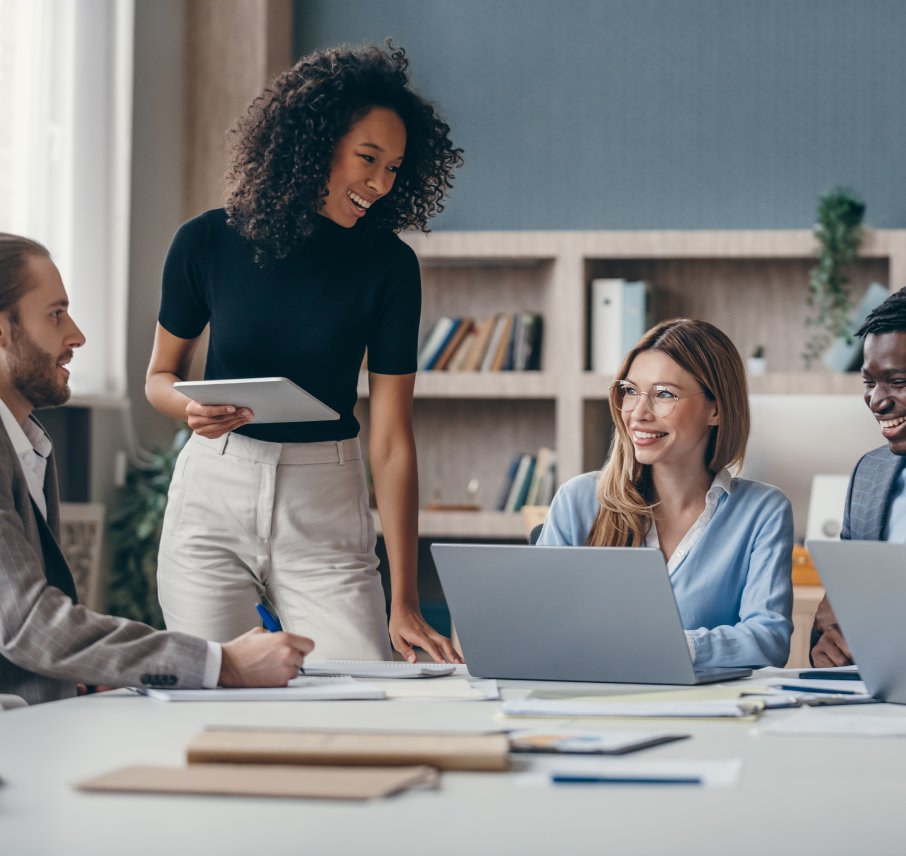 Empleados alegres en una reunión