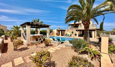 Villa de estilo mallorquí con jacuzzi y piscina para 14 personas