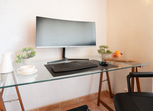 Professioneller Arbeitsplatz in der Lounge - Esszimmer im Erdgeschoss, nur der Tisch ist fest, ergonomischer Stuhl und Monitor mit Geräten (optionale Reservierung)