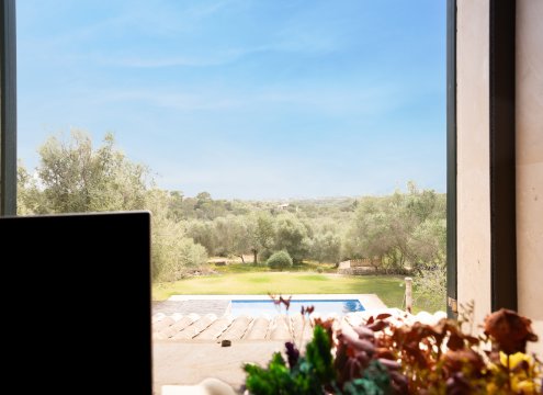 Vom Arbeitsplatz aus hat man einen schönen Blick auf die Natur und das Schwimmbad