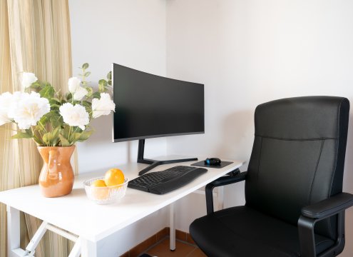 Professioneller Arbeitsbereich (optionale Reservierung) in einem der Schlafzimmer mit Blick auf die Natur