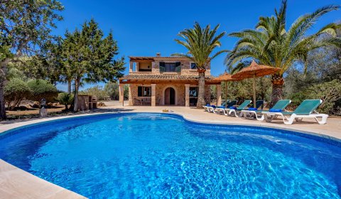 Finca de estilo mallorquí en una gran parcela privada cerca de la playa con piscina en Sa Torre Nova 
