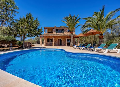 Frontansicht der charmanten Villa Malloquina, des Swimmingpools und das Solarium
