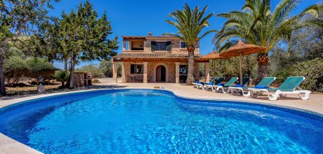 Strandnahe Finca im mallorquinischen Stil mit Pool auf großem, privaten Grundstück in Sa Torre Nova