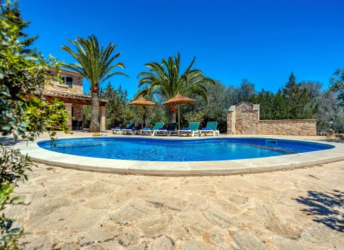 Großer Außenbereich inmitten der Natur zum Entspannen am Swimmingpool