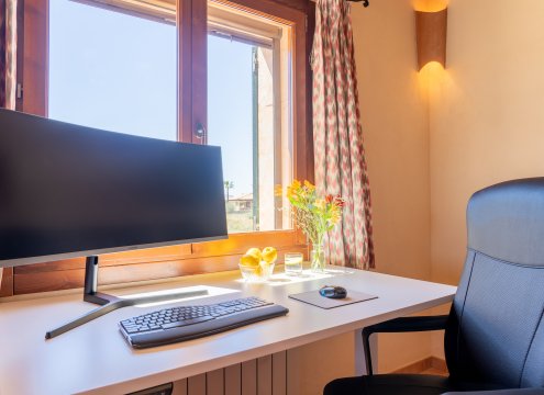 Optionaler Arbeitsplatz im 2. Schlafzimmer mit herrlichem Blick in die Natur