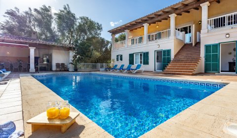 Espaciosa villa con piscina, cocina exterior y gran terraza con vistas al mar cerca de Santanyí