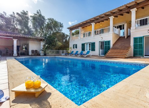 Blick auf die schöne Finca mit großer Terrasse und Pool
