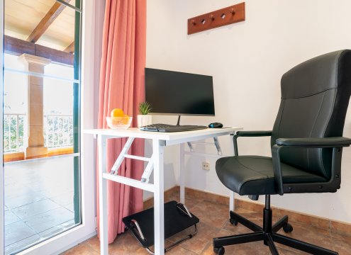 Optionaler Arbeitsplatz im 1. Hauptschlafzimmer mit schöner Aussicht und Zugang zur großen Terrasse