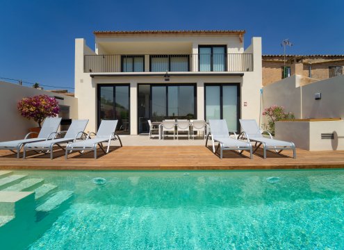 Blick auf das ganze Haus und die Terrasse vom Schwimmbad aus