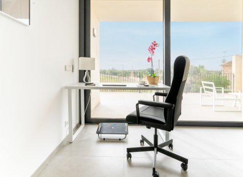 Arbeitsbereich in der Lounge mit Blick nach draußen (Schreibtisch feststehen, Upgrades wie ergonomischer Bürostuhl oder Monitor gegen Aufpreis)