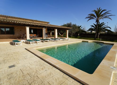 Sonniger Außenbereich mit überdachte Terrasse und Salz-Hydrolyse-Pool mit integriertem Whirlpool