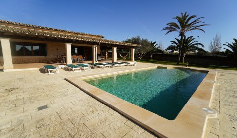 Casa vacacional ideal para familias con 4 dormitorios, piscina con hidromasaje integrado y barbacoa de gas cerca del centro de Santanyí