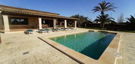 Familienfreundliches Ferienhaus mit 4 Schlafzimmern, Pool mit integriertem Whirpool und Gasgrill nahe Stadtzentrum von Santanyí