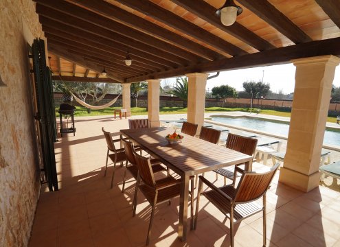 Große überdachte Terrasse mit herrlichem Blick in den Garten