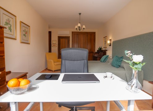 Blick in das gemütliche Hauptschlafzimmer mit professionellem Arbeitsbereich (optional buchbar)
