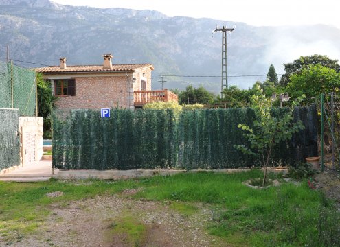 Eingang zum Haus, umgeben von Grün
