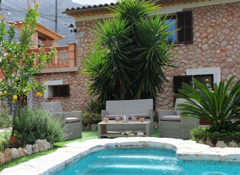 Gemütliche Sitzgelegenheiten im Freien vor dem Pool