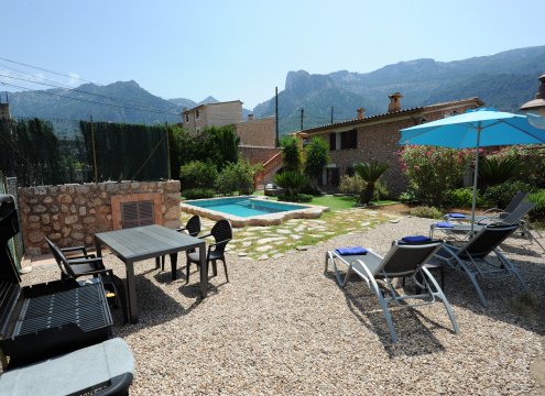 Ess-, Grill- und Entspannungsbereich im Freien mit Panoramablick auf die Berge