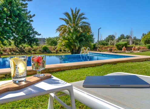 Genießen im Garten mit Blick auf den Pool