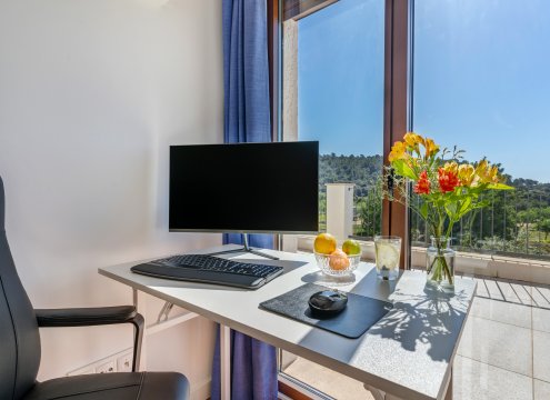 Beispiel optionaler Arbeitsplatz im Schlafzimmer mit herrlichem Blick ins Grüne