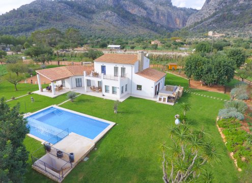Wunderschöne Villa umgeben von Gärten mit großzügigem Pool