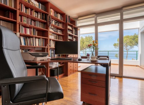Büro im Obergeschoss mit herrlichem Meerblick (Monitor und Bürostuhl optional)