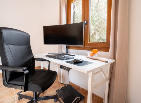 Optionaler Arbeitsplatz im Hauptschlafzimmer mit inspirierendem Blick auf den üppigen Garten