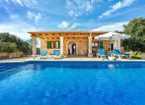 Sicht vom Pool über die Terrasse auf die  mallorquinische Finca