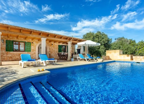 Sicht vom Pool über die Terrasse auf die mallorquinische Finca