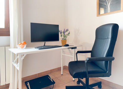 Gut ausgestatteter Arbeitsbereich im 1. Schlafzimmer (optionale Buchung)