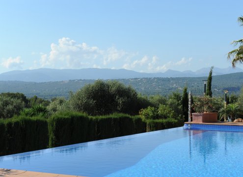 Infinity-Pool mit Blick auf das majestätische Tramuntanagebirge und die umliegende Natur