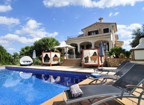 Schöne mallorquinische Luxusvilla mit Garten, Pool und balinesischen Betten