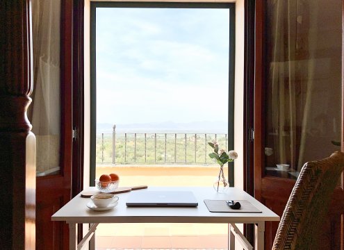 Arbeitsraum (optional buchbar) mit inspirierendem Blick auf das Tramuntana-Gebirge