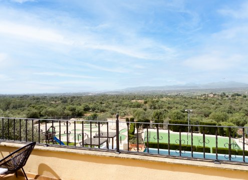 Von der Terrasse des Hauptschlafzimmers hat man einen wunderschönen Blick auf das Tramuntana-Gebirge