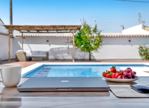 Entspanntes Arbeiten im Garten mit Blick auf den Pool und Vögelzwitschern