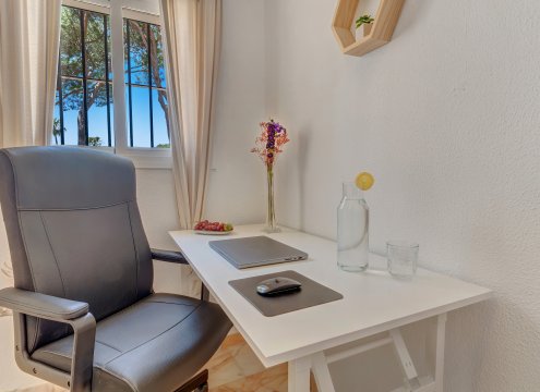 Komfortabler Arbeitsplatz in ruhiger Lage im oberen Schlafzimmer (optional buchbar)