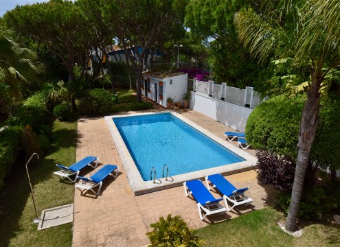 Gepflegter Außenbereich mit Pool