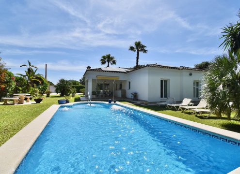 Gepflegter Garten mit Pool